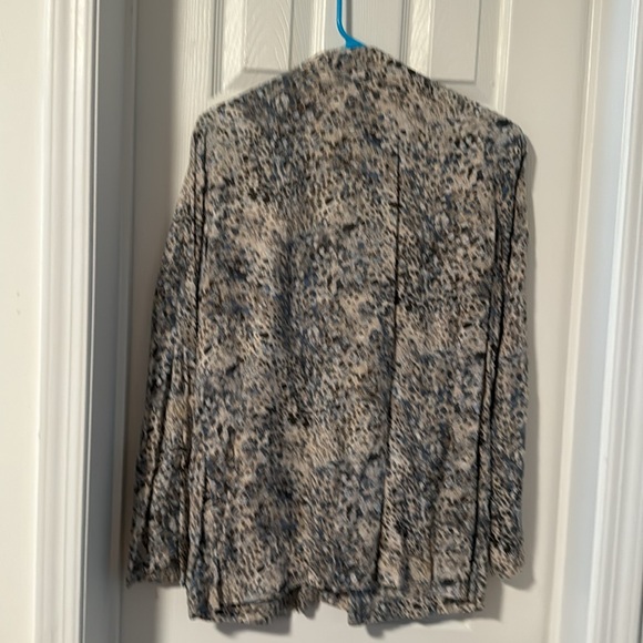 Chico’s beautiful, button up, long sleeve, lightweight top. - Picture 4 of 4